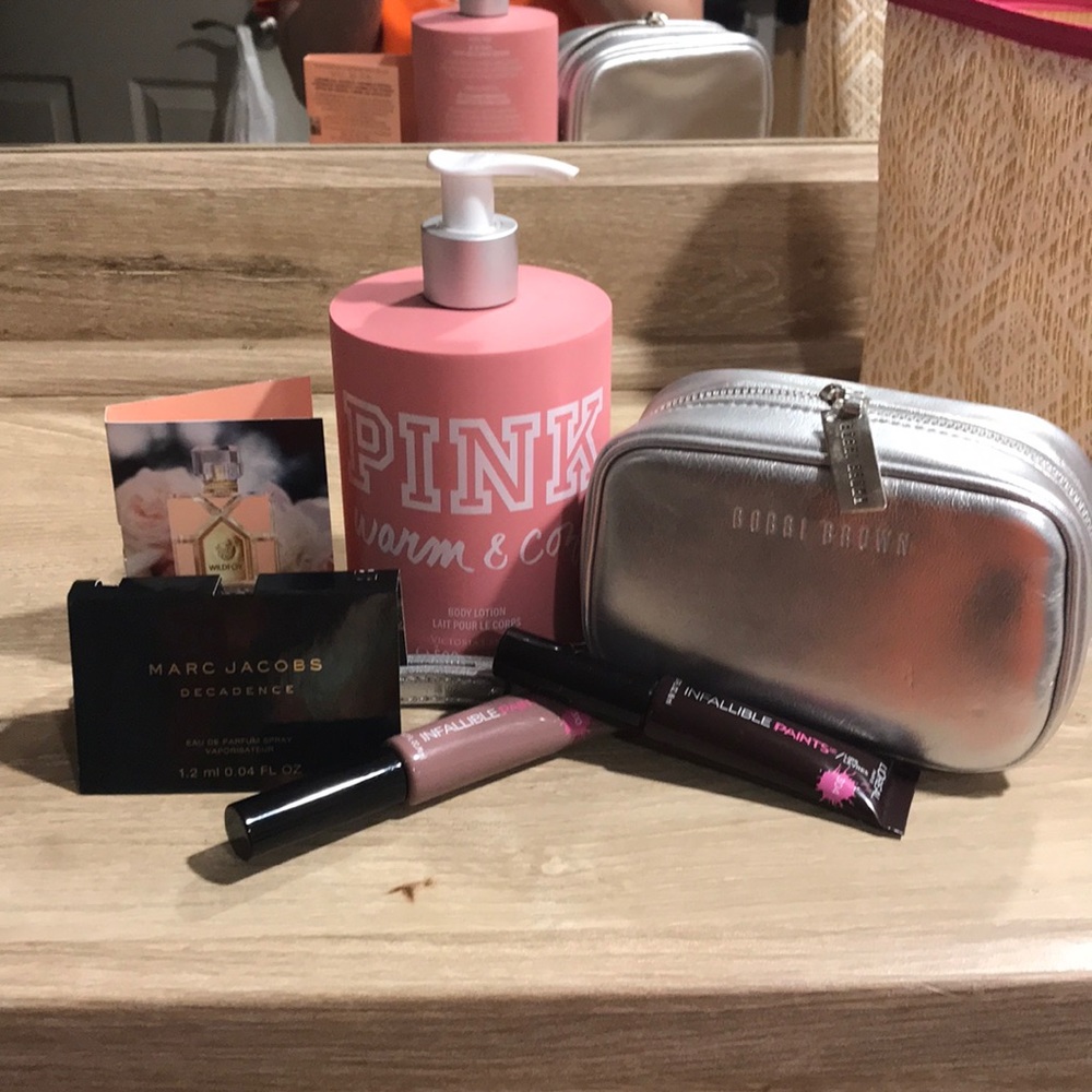 Bobbi Brown mini cosmetic case Plus goodies!